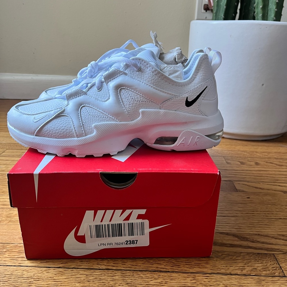 White Nike air max graviton NWT and original box